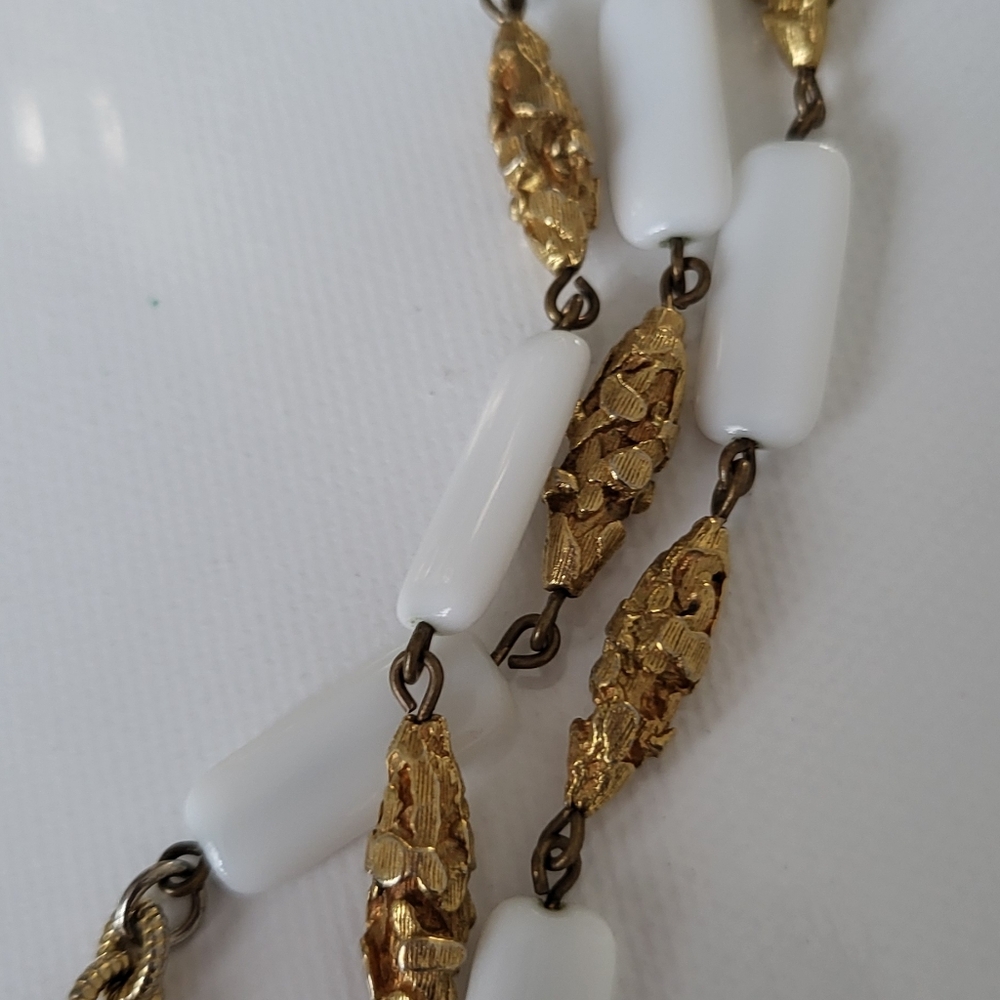 Vintage White Milk Glass Necklace And Clip Earring Set - Picture 4 of 4